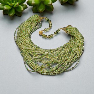 Collar de cuentas de múltiples hilos amarillo verdoso, joyería artesanal de cuentas de semillas gruesas y coloridas con múltiples capas.