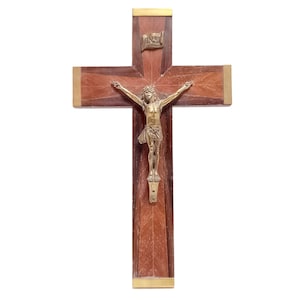Elegantes französisches Wandkruzifix - Kreuz mit Messingkappe - Kreuzigung aus Holz und Messing Frankreich - INRI - Vintage Religiöses Interieur - Katholische Geschenke