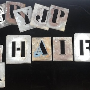 Ensemble de pochoirs à lettres vintage : modèles de l&#39;alphabet en zinc, pochoirs artistiques