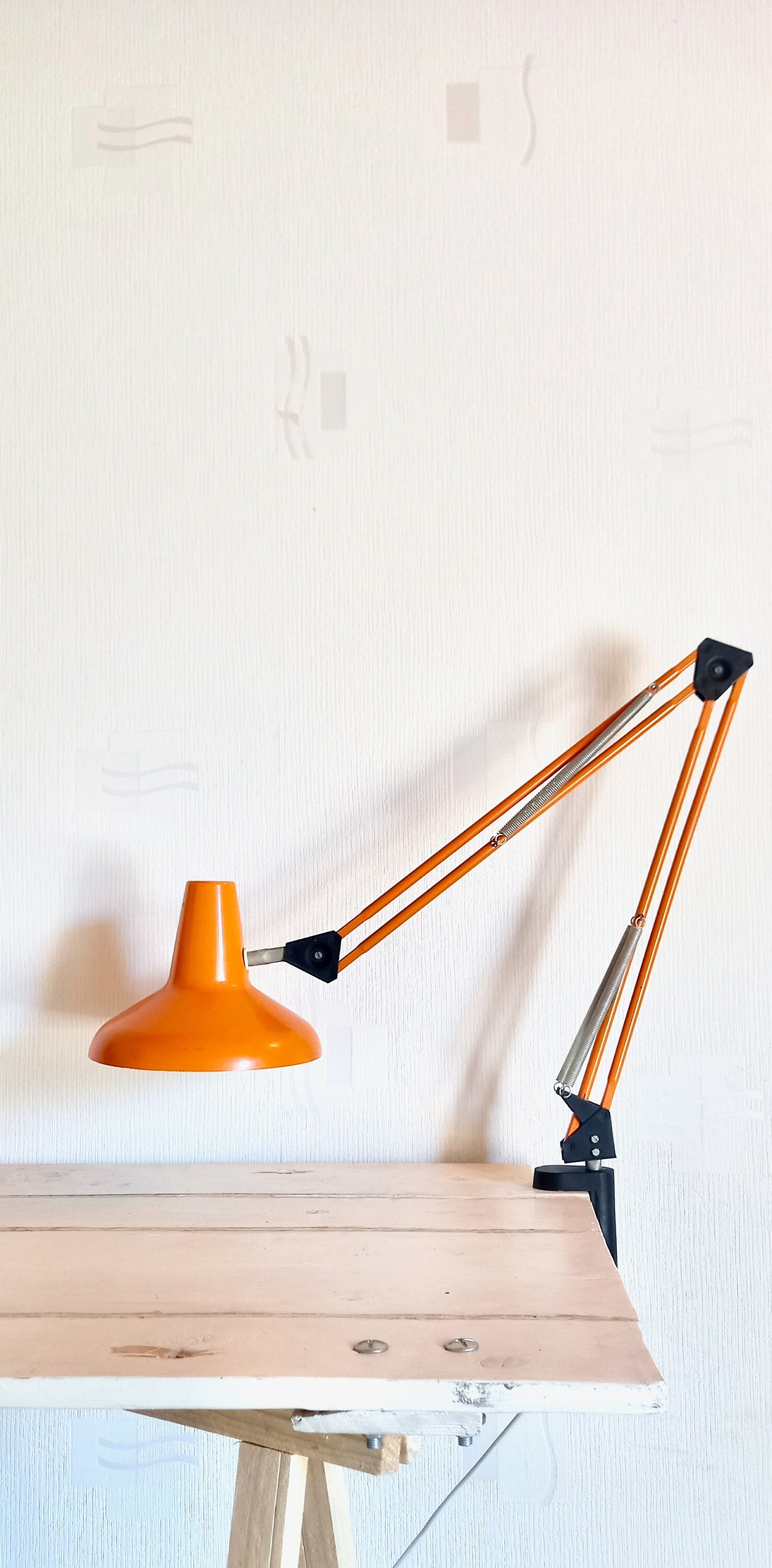 Orange anglepoise Lampe