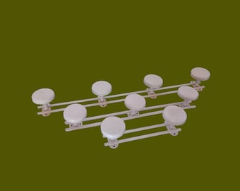 Lote de cabides vintage de metal branco: cabides com 9 botões