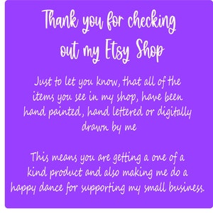 Op de afbeelding: Paarse achtergrond met witte tekst die luidt: "Bedankt voor het bekijken van mijn Etsy Shop. Ter informatie: alle artikelen die je in mijn winkel ziet, zijn met de hand geschilderd, met de hand beschreven of digitaal getekend door mij. Dit betekent dat je een uniek product krijgt en me ook een dansje laat doen omdat je mijn kleine bedrijf steunt."