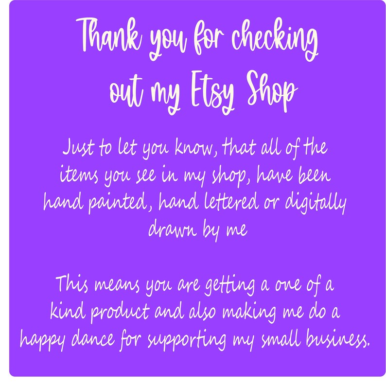 Op de afbeelding: Paarse achtergrond met witte tekst die luidt: "Bedankt voor het bekijken van mijn Etsy Shop. Ter informatie: alle artikelen die je in mijn winkel ziet, zijn met de hand geschilderd, met de hand beschreven of digitaal getekend door mij. Dit betekent dat je een uniek product krijgt en me ook een dansje laat doen omdat je mijn kleine bedrijf steunt."