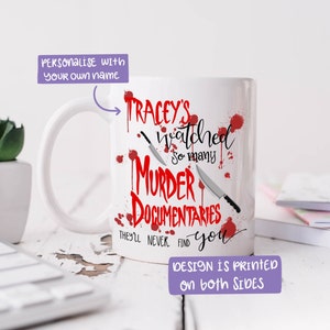Op de afbeelding: Een witte keramische mok met een rode en zwarte afbeelding waarop staat "Tracey's watched so many murder documentaries they'll never find you". Het ontwerp is aan beide zijden van de mok gedrukt.