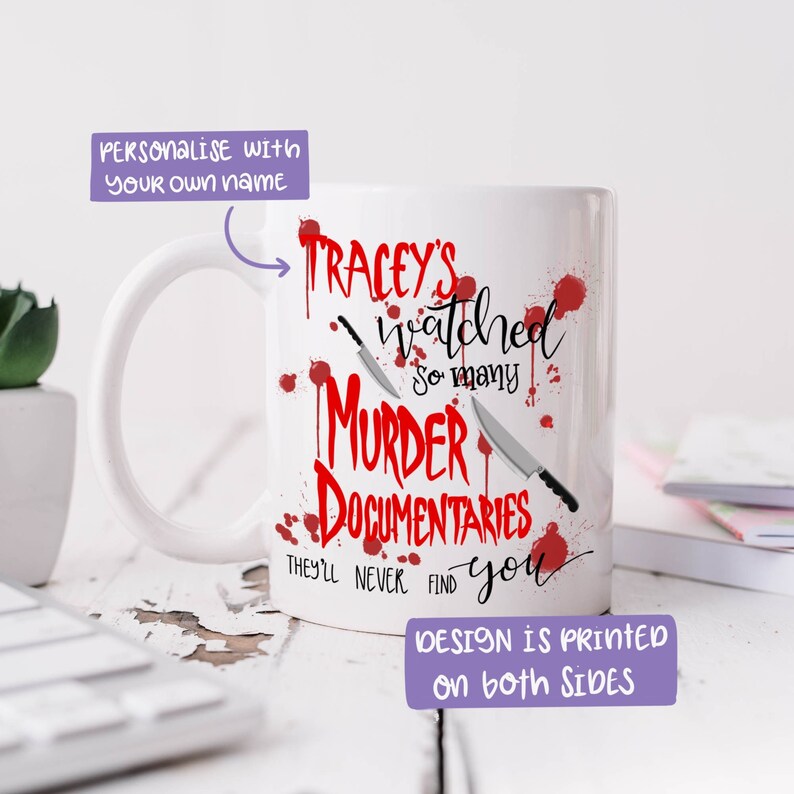 Op de afbeelding: Een witte keramische mok met een rode en zwarte afbeelding waarop staat "Tracey's watched so many murder documentaries they'll never find you". Het ontwerp is aan beide zijden van de mok gedrukt.