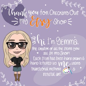 Puede incluir: Una ilustraci&oacute;n de dibujos animados de una mujer con cabello rubio y gafas, que lleva una camisa negra y una falda vaquera. El texto dice "&iexcl;Gracias por visitar mi tienda de Etsy! &iexcl;Hola, soy Gemma, la creadora de todos los art&iacute;culos que ves en mi tienda! Cada art&iacute;culo ha sido dibujado a mano y escrito a mano por m&iacute;, utilizando m&eacute;todos tradicionales y arte digital."