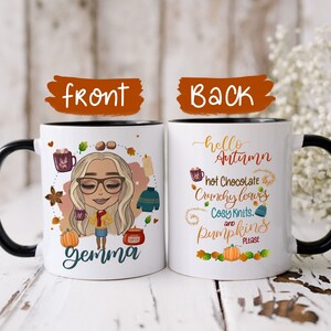 Puede incluir: Taza de cer&aacute;mica blanca con borde y asa negros. La parte delantera presenta una ilustraci&oacute;n de dibujos animados de una mujer con gafas y un dise&ntilde;o de oto&ntilde;o. La parte trasera presenta el texto "hello autumn, hot chocolate, crunchy leaves, cosy knits and pumpkins please". La taza est&aacute; personalizada con el nombre "gemma".