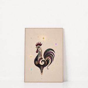 Op de afbeelding: Een ingelijste verticale wandkunstprint met een gestileerde haanillustratie in tinten zwart, paars en groen tegen een crèmekleurige achtergrond. De haan is omringd door fijne gouden geometrische lijnen, kleine stippen en sterachtige accenten.