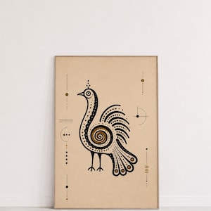 Op de afbeelding: Een rechthoekige ingelijste kunstdruk op een lichtbruine achtergrond met een gestileerde illustratie van een vogel in zwart en goud. De vogel heeft een spiraalvormig lichaam, stippenpatronen en is omringd door geometrische lijnen, cirkels en kleine stippen.
