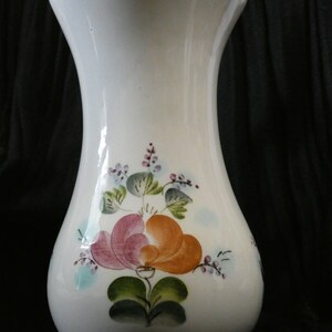 Stunning porcelain vase scalloped top and loverly flowers