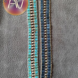 Op de afbeelding: Twee kralenarmbanden, een met turquoise en gouden kralen, de andere met zwarte en gouden kralen.