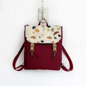 Sac à dos convertible bordeaux avec motif galets colorés, sac à bandoulière moderne terrazzo