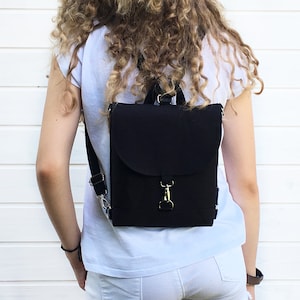Minimalistischer Cabrio-Rucksack, Flap Bag mit mehreren Taschen, benutzerdefinierte Größen und Farben, funktioneller Alltagsrucksack für Arbeit oder Reisen