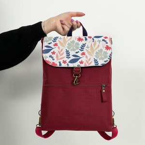 Burgunderroter Damenrucksack mit Boho-Blumenklappe - mittlere Größe, Laptop- und iPad-Tasche, wandelbare Riemen für Umhängetasche, Schulterhandtaschengebrauch