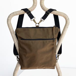 Sac à dos élégant en toile cirée - Léger, confortable, couleurs personnalisables, taille moyenne avec bretelles convertibles pour un usage quotidien