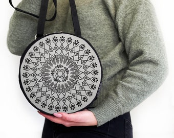 Kreis Designer Rucksack für Frauen, schwarzer Mandala Rucksack, funktionelle runde Tasche, Boho Crossbody Bag, modische Schultertasche