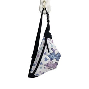 Niedliche Stitch and Angel Bauchtasche mit bunten Herzen, verstellbarer Riemen, Reißverschlusstasche hinten und Mini-Geldbörse, lustige Gürteltasche