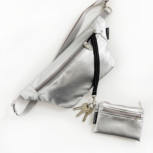 Silber Vegan Leder Bauchtasche - Minimalistische PU Crossbody Sling Bag - Stilvolle silbergraue Brusttasche für Frauen - Freihand-Reisetasche