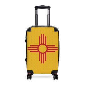 Roter Zia Symbol Gelber Koffer. Das einzigartigste Reisestatement aller Zeiten. New Mexico rockt. Größtes Zia-Geschenk für jeden Reisenden. Zia Reisetasche