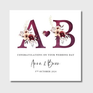 Carte de mariage personnalisée avec initiales florales blanches bordeaux
