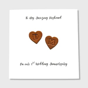 Carte personnalisée 3e anniversaire de mariage en cuir avec coeurs marron