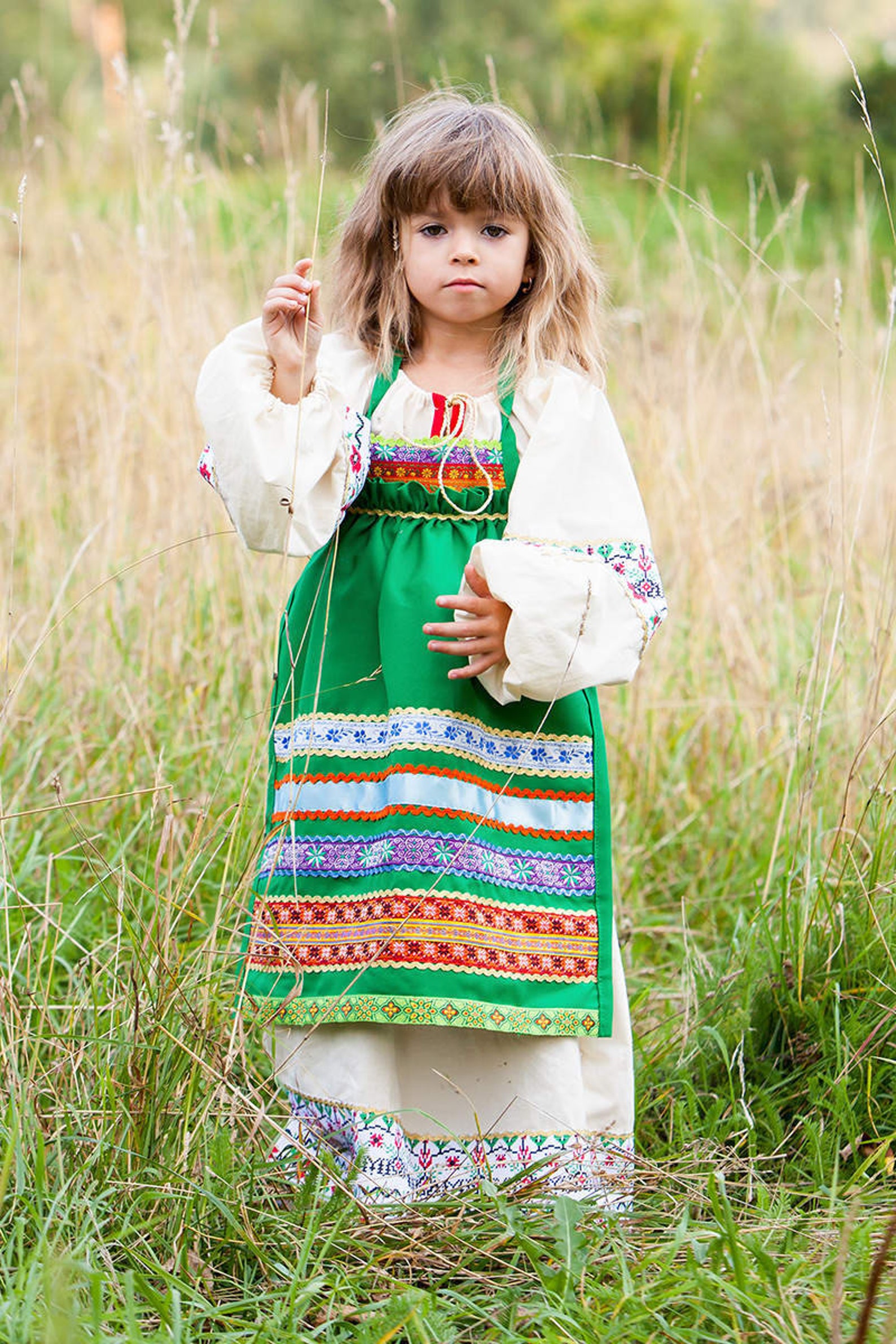 Русский народный фартук. Фольклорный костюм для девочки. Сарафан в народном стиле. Сарафан в Славянском стиле. Фартук в народном стиле.
