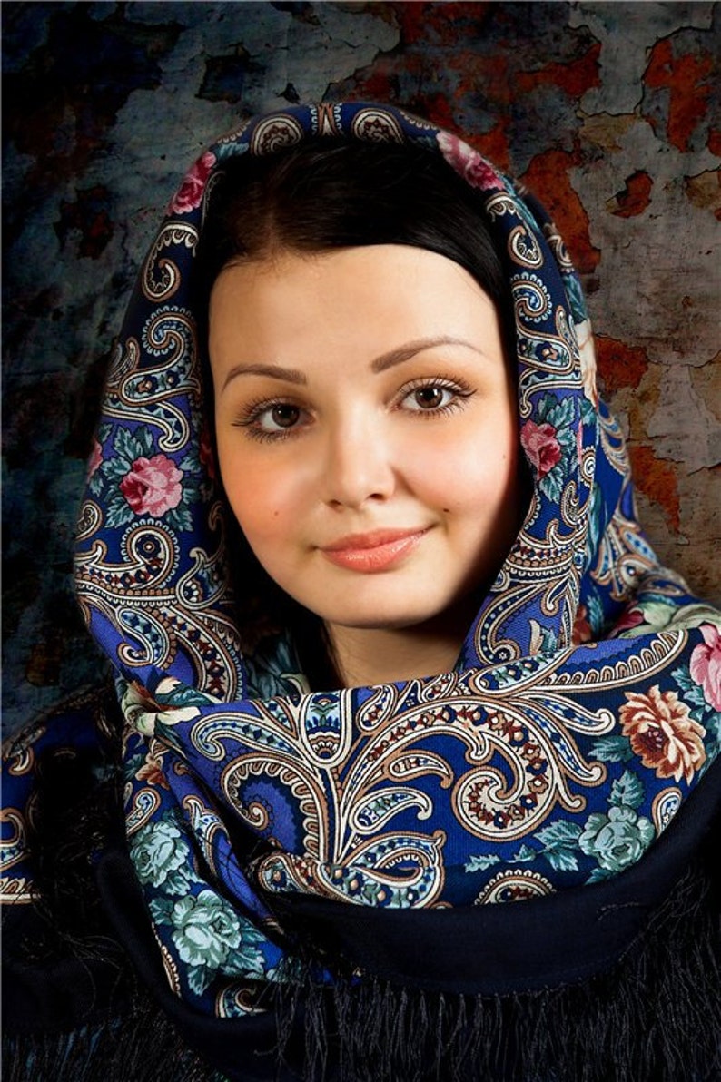 Женщина в платке. Красивая женщина в платке. Красивые русские платки. Русский платок на голове.