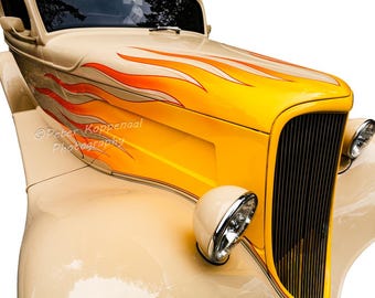 オレンジ色の 1932 年型フォード ロードスター ホット ロッドの写真