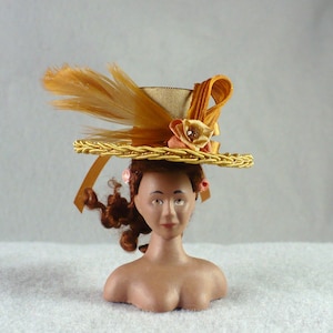 Sombrero de seda para muñeca, tono dorado, liso y estampado, miniatura a escala 1:12 para casa de muñecas, accesorio de dama, sombrerería hecha a mano, estilo victoriano moderno, pequeño sombrero.