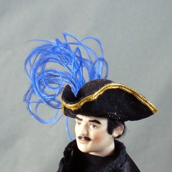 Miniatuur Tricorn goud trim koningsblauw struisvogel veer zwart ultrasuede Poldark koloniale periode kleine pop hoed Lord of Lady 1-12 schaal