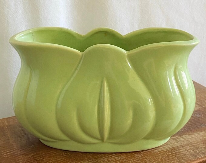 Vintage Green Tulip Shaped Vase / Mccoy Style Vase / Mid Century Modern