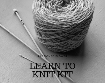 Lerne zu stricken Kit - Wolle, Nadeln und Anleitung, um Ihnen den Start in Ihr erstes Strickprojekt zu erleichtern