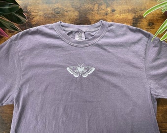 Motte gesticktes Unisex T-Shirt