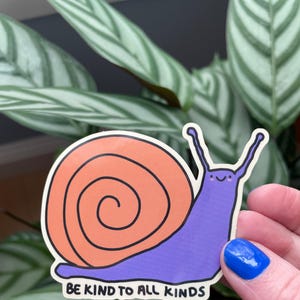 Be Kind To All Kinds - Schnecken Aufkleber - Vinyl Aufkleber für Laptop, Wasserflasche, Autoaufkleber, Journal