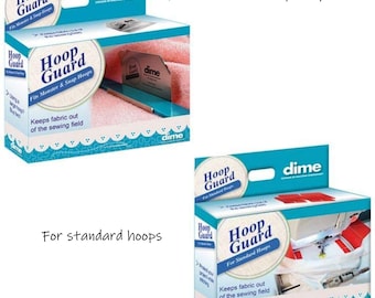 Könnte beinhalten: Zwei Kartons mit "Hoop Guard" für Maschinenstickerei. Eine Schachtel ist mit "Fits Monster & Snap Hoops" und die andere mit "For Standard Hoops" beschriftet. Die Kartons sind weiß und türkis mit dem "dime"-Logo und dem Text "Keeps fabric out of the sewing field."