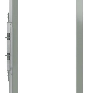 Op de afbeelding: Een lichtgrijze borduurring met een rechthoekige vorm en afgeronde hoeken. De ring heeft een metalen frame en een vergrendelingsmechanisme aan één kant. Het ontwerp is eenvoudig en functioneel.