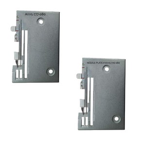 Puede incluir: Dos placas de aguja plateadas para máquina de coser. Una placa tiene el texto "A1115-777-oBo" y la otra "NEEDLE PLATE # A1115-776-oBo". Cada placa tiene ranuras, agujeros y una guía de medición.