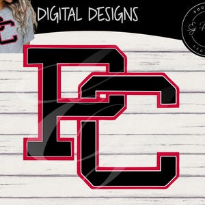 Puede incluir: Un diseño gráfico digital que presenta las letras PC en una fuente de estilo bloque en negrita. Las letras son negras con un contorno rojo grueso. El diseño se muestra sobre un fondo de veta de madera blanca, con una versión más pequeña en una camiseta gris.