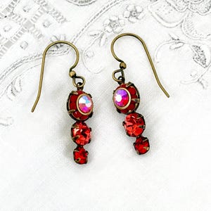 Ruby Aurora kristallen oorbellen met strass steentjes, antiek messing, vintage stijl, perfect cadeau.