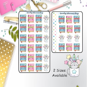 Pode incluir: Autocolantes para planner com livros coloridos com o texto "No School" e um design de unicórnio fofo numa caneca. Disponíveis em dois tamanhos. O nome da loja "Sandys Planner Shop" também é visível.