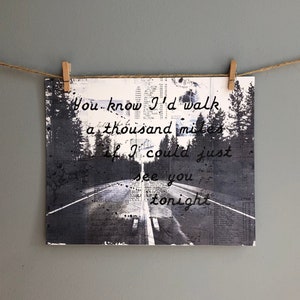 Puede incluir: Una imagen en blanco y negro de una carretera con el texto "You know I'd walk a thousand miles if I could just see you tonight".