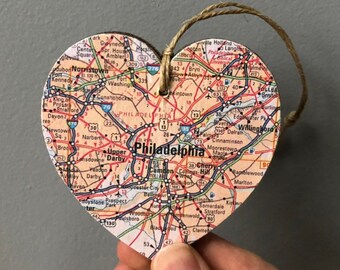 Ozdoba w kształcie serca z mapą Filadelfii, ozdoba z Filadelfii w Pensylwanii, prezent z Filadelfii w Pensylwanii, prezent z mapą, Uniwersytet Pensylwanii, prezent z okazji ukończenia studiów