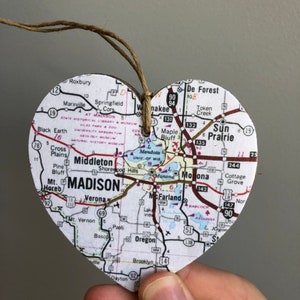 Może przedstawiać: Drewniana ozdoba w kształcie serca z mapą Madison, Wisconsin. Mapa przedstawia gł&oacute;wne drogi, autostrady i punkty orientacyjne, w tym Uniwersytet Wisconsin, jezioro Mendota i miasto Middleton. Ozdoba jest idealna dla każdego, kto kocha Wisconsin lub ma związek z miastem Madison.