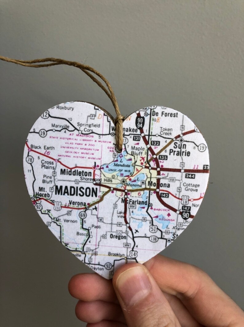 Może przedstawiać: Drewniana ozdoba w kształcie serca z mapą Madison, Wisconsin. Mapa przedstawia gł&oacute;wne drogi, autostrady i punkty orientacyjne, w tym Uniwersytet Wisconsin, jezioro Mendota i miasto Middleton. Ozdoba jest idealna dla każdego, kto kocha Wisconsin lub ma związek z miastem Madison.