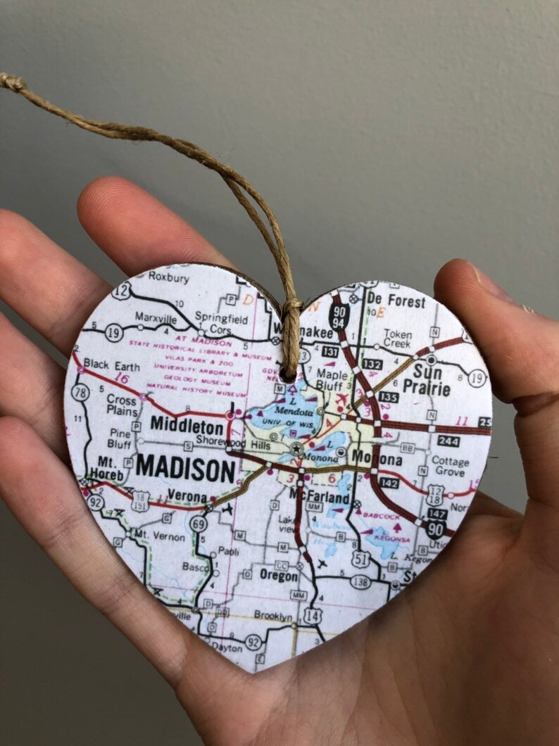 Może przedstawiać: Drewniana ozdoba w kształcie serca z nadrukowaną mapą Madison, Wisconsin. Mapa obejmuje miasta Middleton, Verona, Sun Prairie, De Forest i McFarland. Ozdoba jest przymocowana sznurkiem.