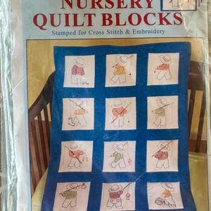 Puede incluir: Un paquete de bloques de edredón de guardería para punto de cruz y bordado. Los bloques miden 23 x 23 cm cada uno y presentan un diseño de un niño pescando. El paquete incluye el texto "Little Boys".