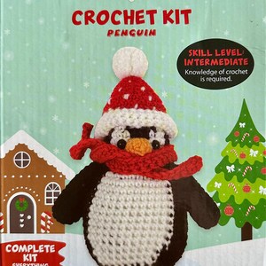 Puede incluir: Un kit de ganchillo para un pingüino, completo con todo incluido. El tamaño final es de 17,78 cm x 12,7 cm x 6,99 cm. El pingüino lleva un gorro y una bufanda rojos y blancos. El nivel de habilidad es intermedio.