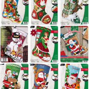 Peut inclure: Neuf bas de Noël en feutre avec divers motifs. Chaque bas présente un thème différent, notamment le Père Noël, des bonhommes de neige et des ours en peluche. Les bas sont décorés de pièces de feutre colorées et comprennent des noms comme Jason, Lauren et Alan. Chaque bas mesure environ 45,7 cm.