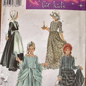 Puede incluir: Patrón de disfraz Simplicity para niños, con ilustraciones de cuatro atuendos históricos. Los disfraces incluyen un vestido colonial, un vestido de peregrino, un vestido azul y un vestido a cuadros. Tallas S, M y L.