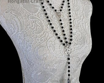 Collar de varias capas estilo rosario con símbolos satánicos y piedra preciosa.